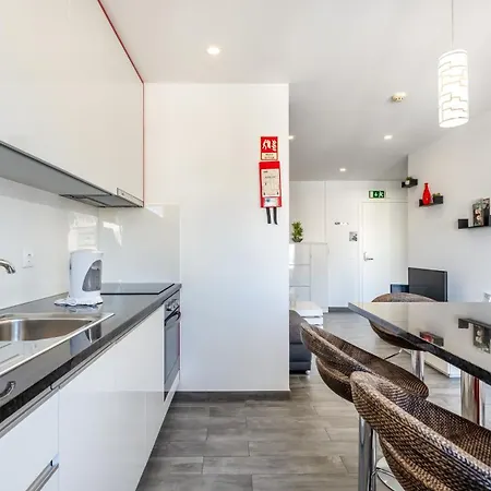 Red Velvet 1 Bdr Flat With Balcony By Lovelystay