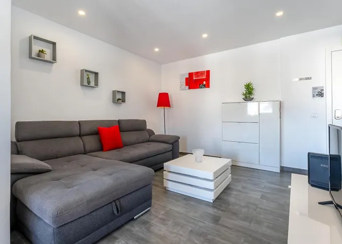 Red Velvet 1 Bdr Flat With Balcony By Lovelystay Daire *