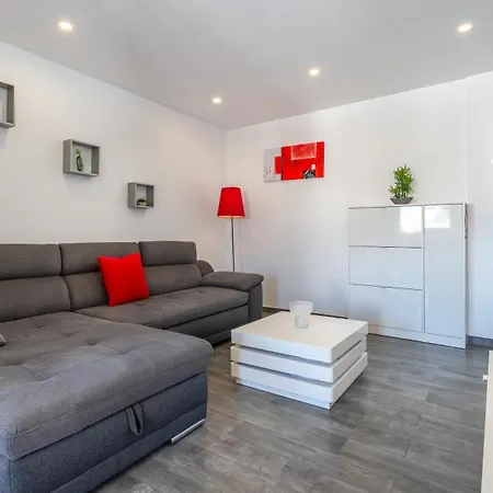Red Velvet 1 Bdr Flat With Balcony By Lovelystay Διαμέρισμα *
